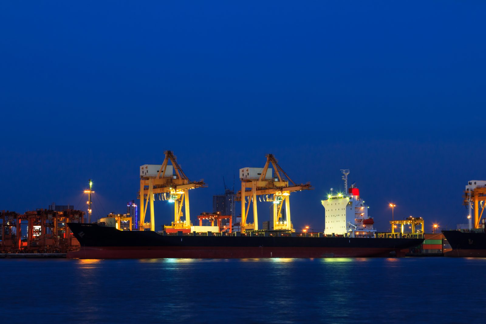 Porte-conteneurs au port : importer de Chine en Suisse par fret maritime