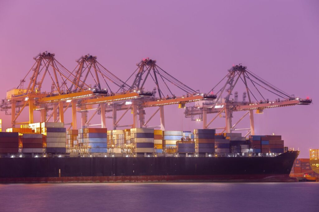 Porte-conteneurs au port : choisir les Incoterms 2020 pour importer de Chine
